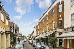 Hampton Court Mews, Bridge Road, East Molesey- click for photo gallery
